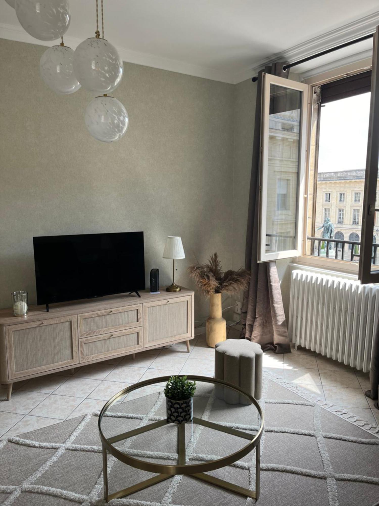 Royal Home, Hypercentre Reims Avec Vue Cathedrale Ngoại thất bức ảnh